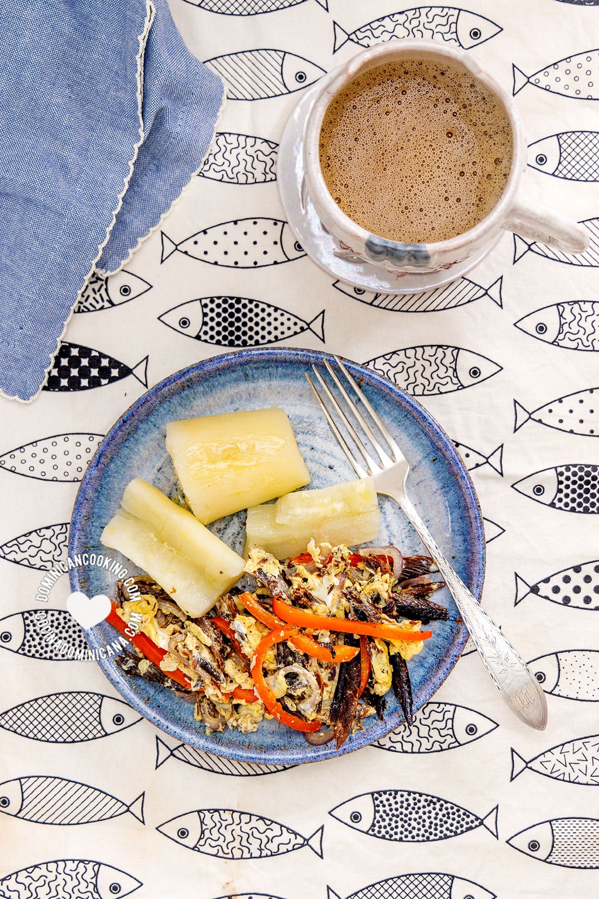 Arenque con huevo (herring and eggs).