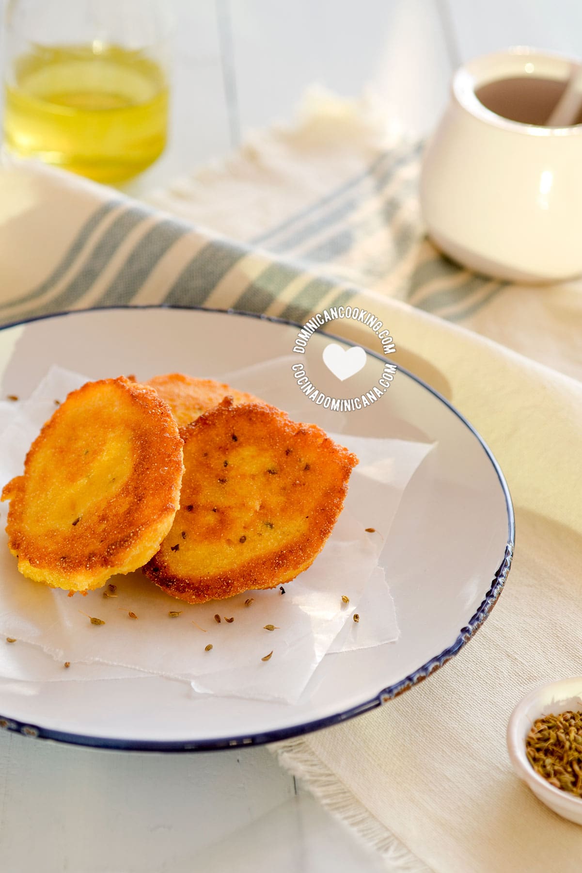 Arepitas de maiz (cornmeal fritters).
