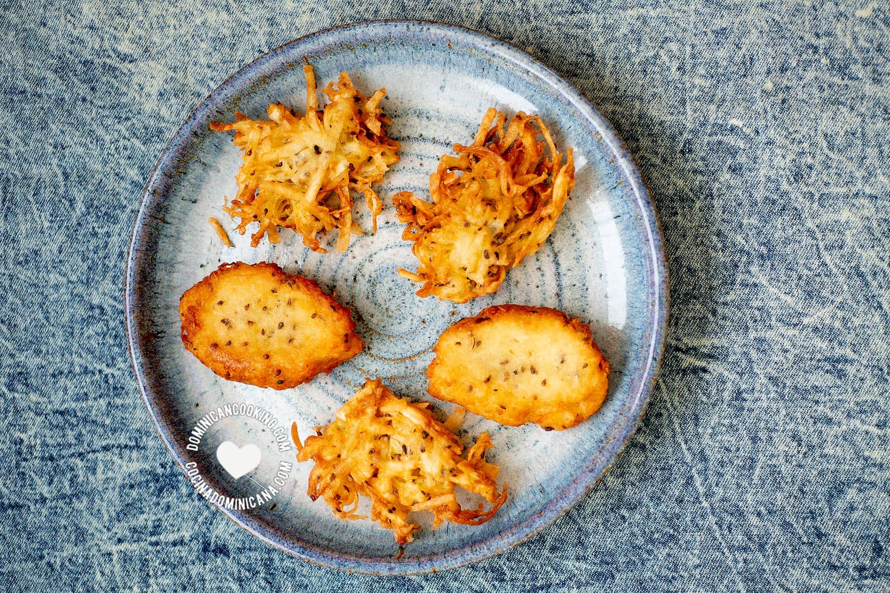 Plate with arañitas and arepitas de yuca (cassava fritters).