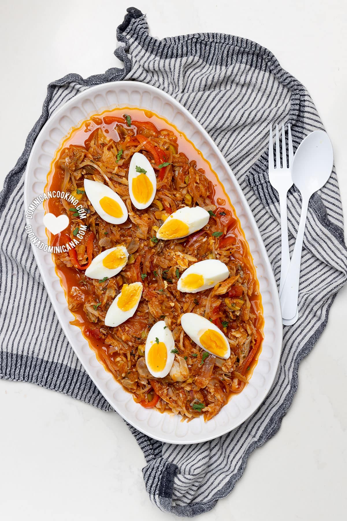 Bacalao con repollo y huevo (codfish with cabbage).