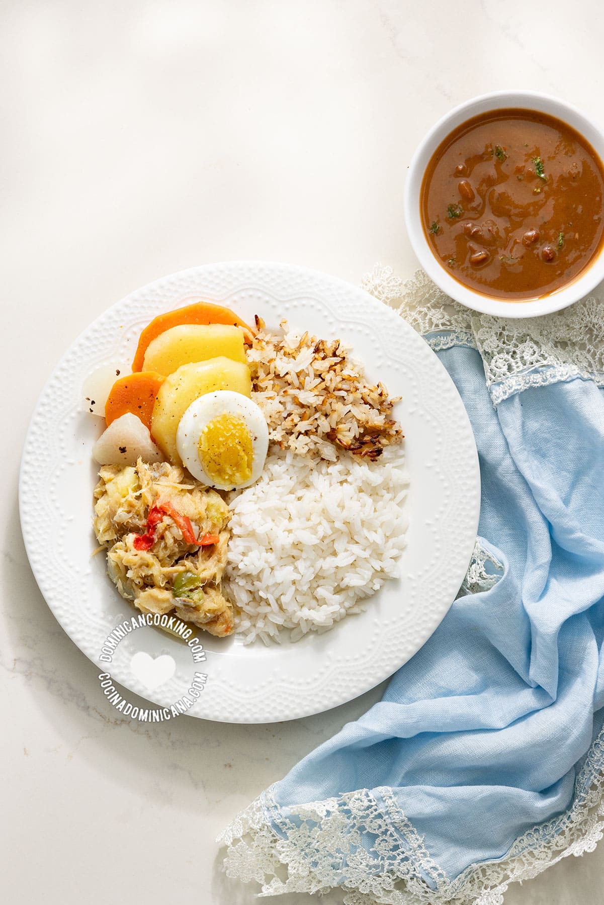 Bacalao with white rice, salad and beans.