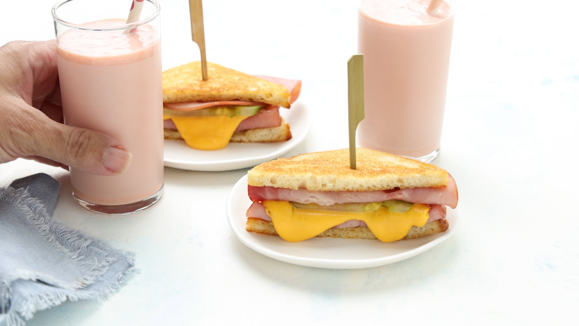 Serving mamey smoothie (batida de zapote).