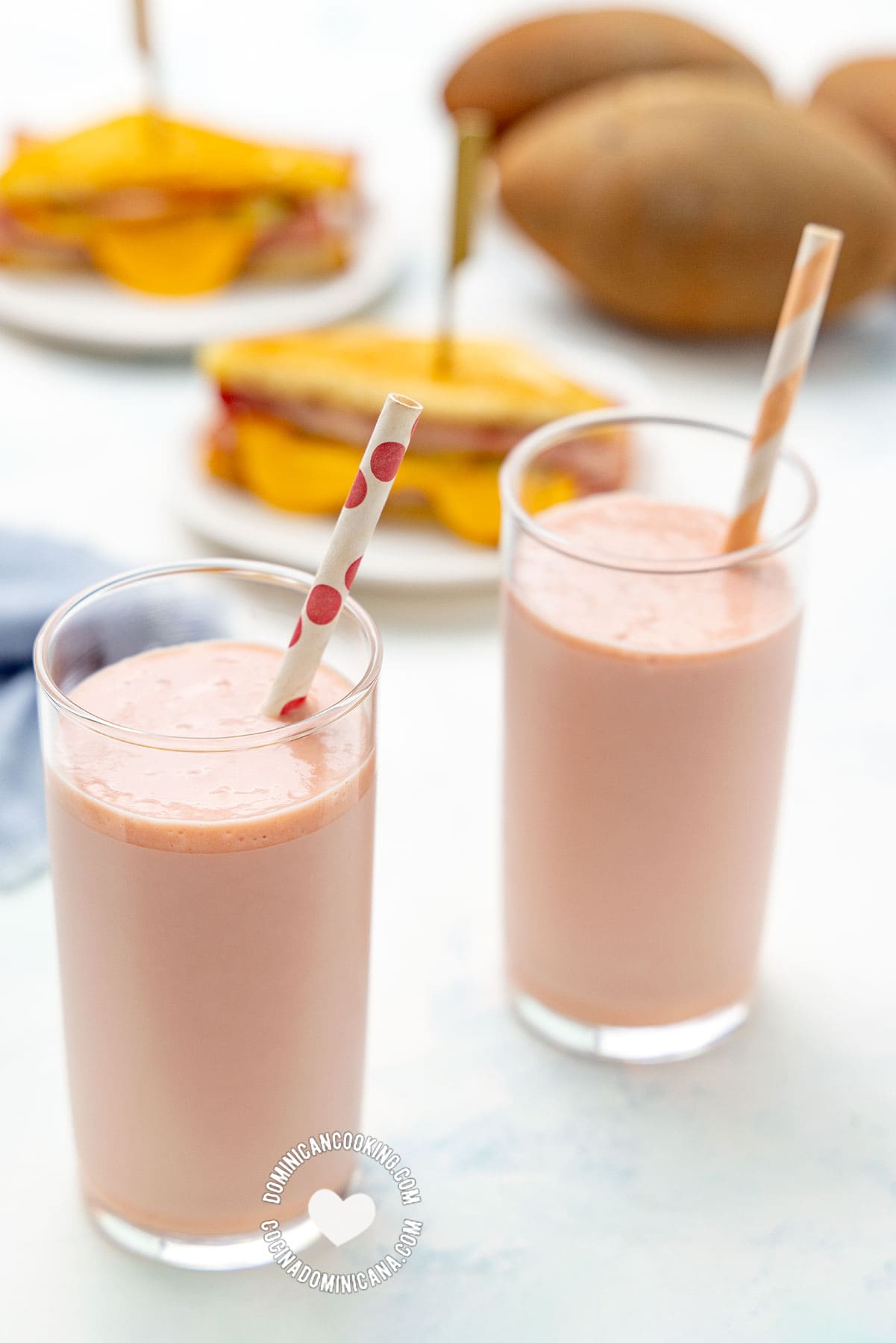Batida de zapote (mamey  smoothie).