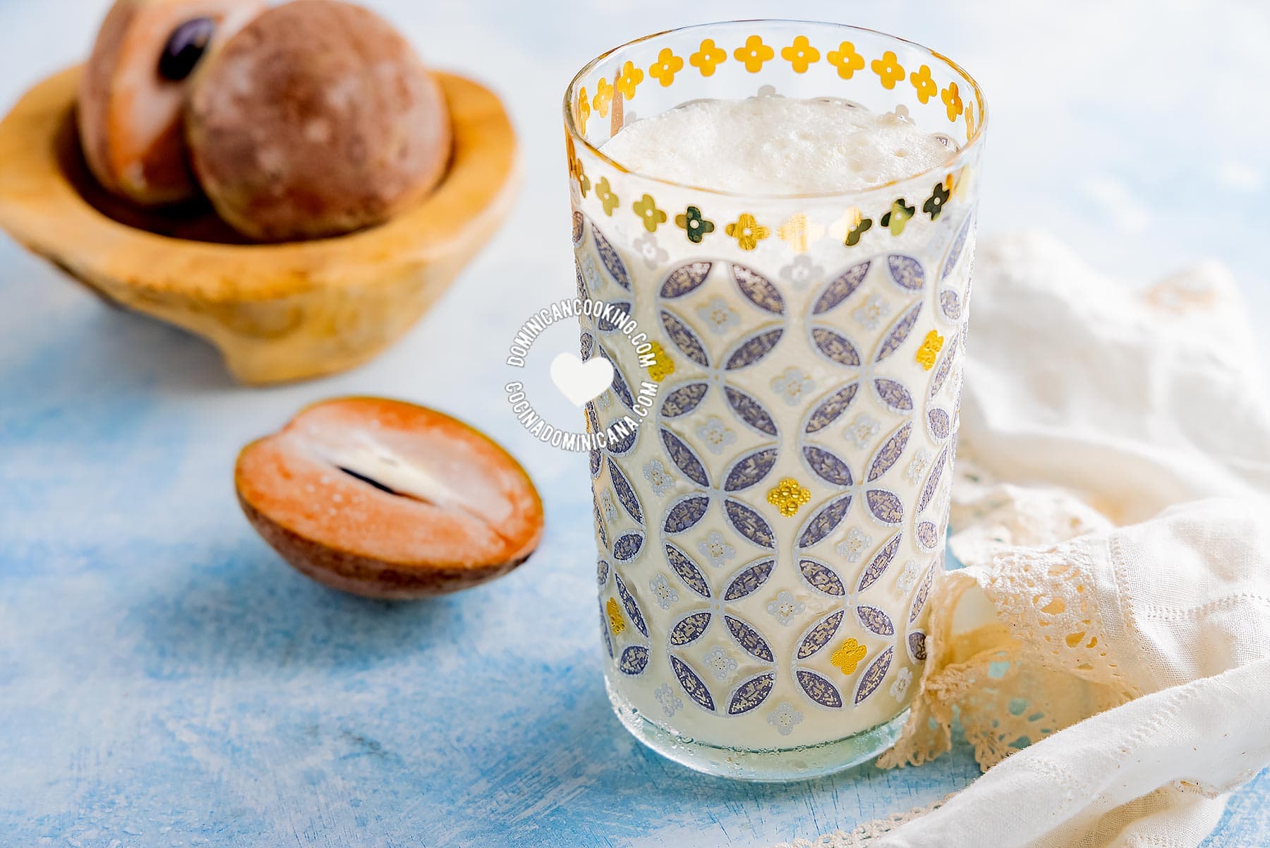 Batida de níspero (sapodilla milkshake).