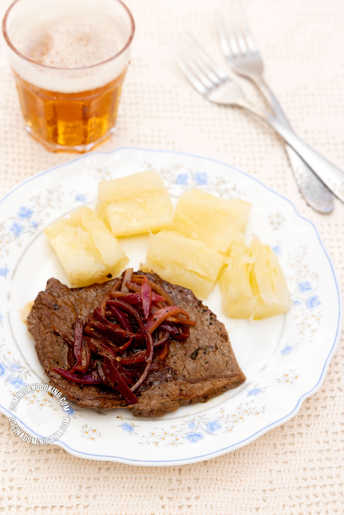 Bistec encebollado (beef steak with onions).