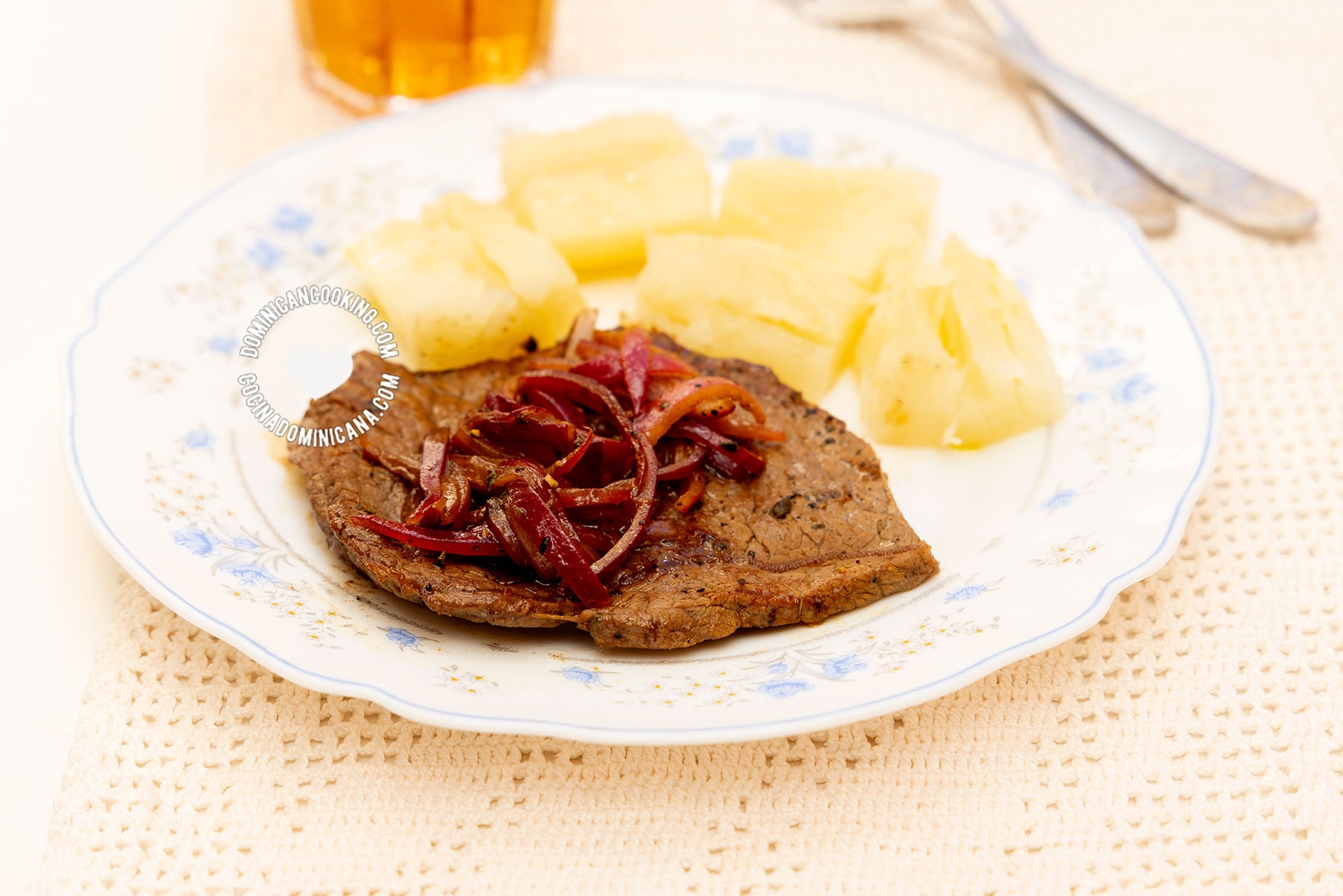 Bistec encebollado served with yuca.