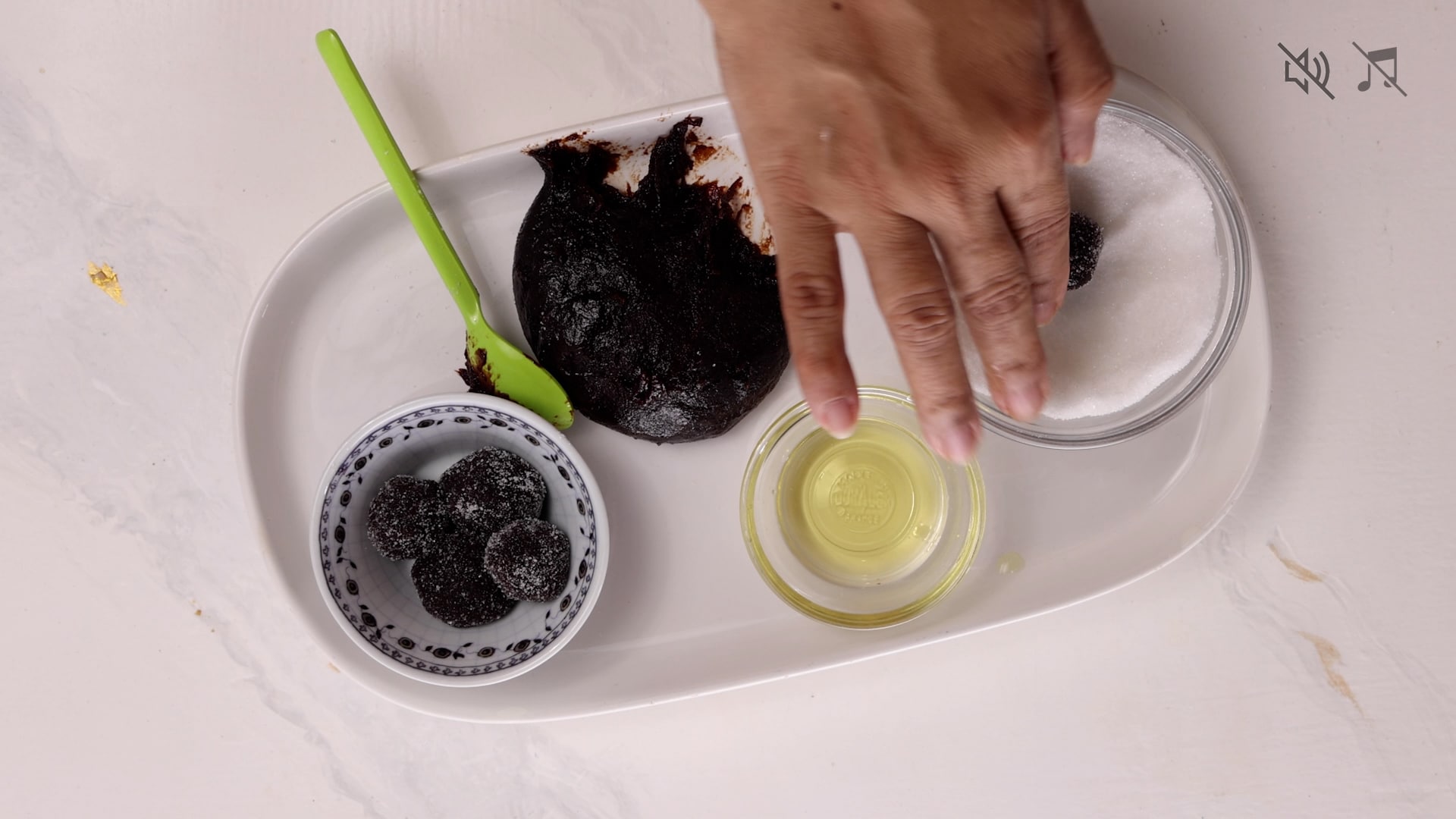 Coating the tamarind balls with sugar.