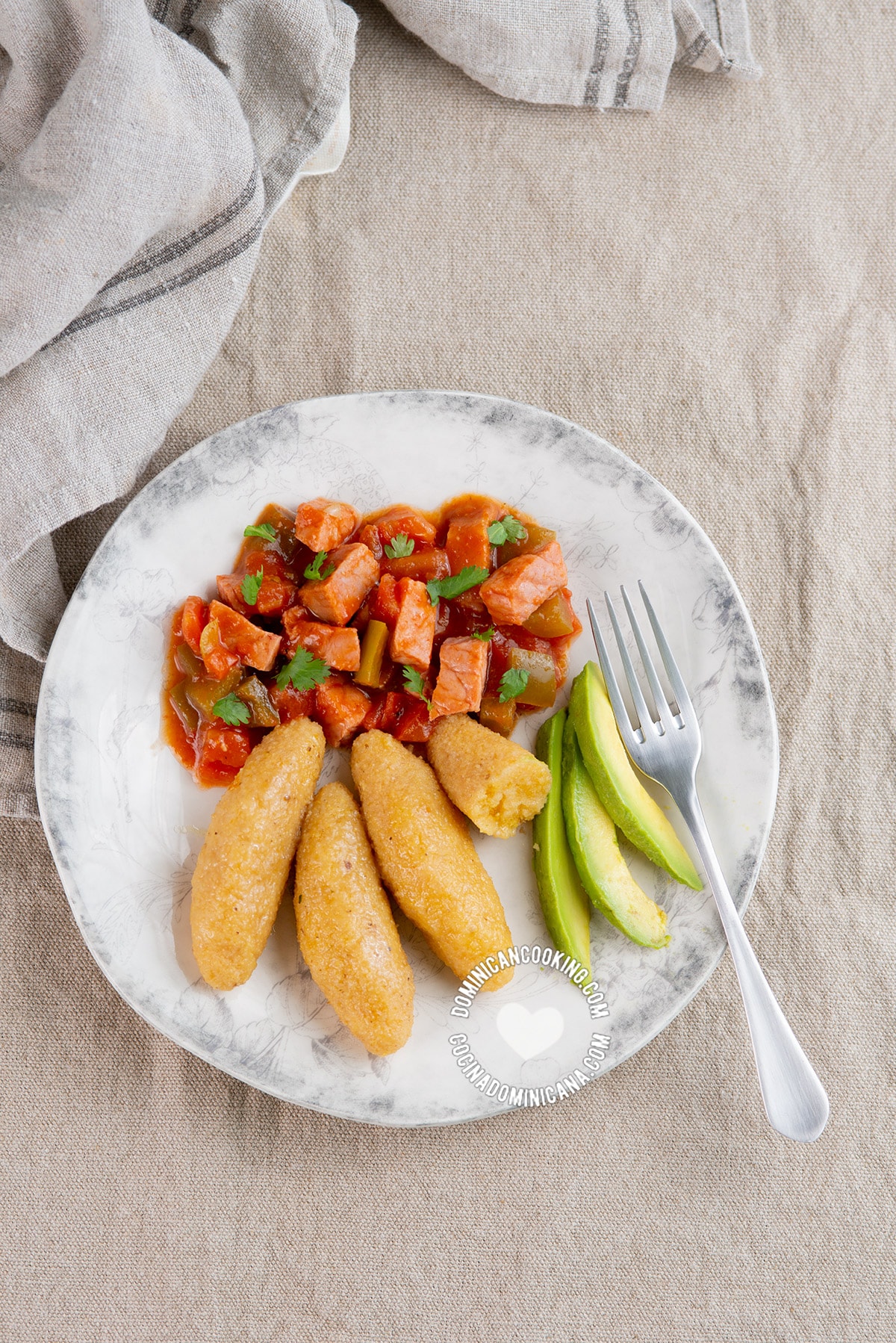 Bollitos de ma&iacute;z (boiled cornmeal dumplings).