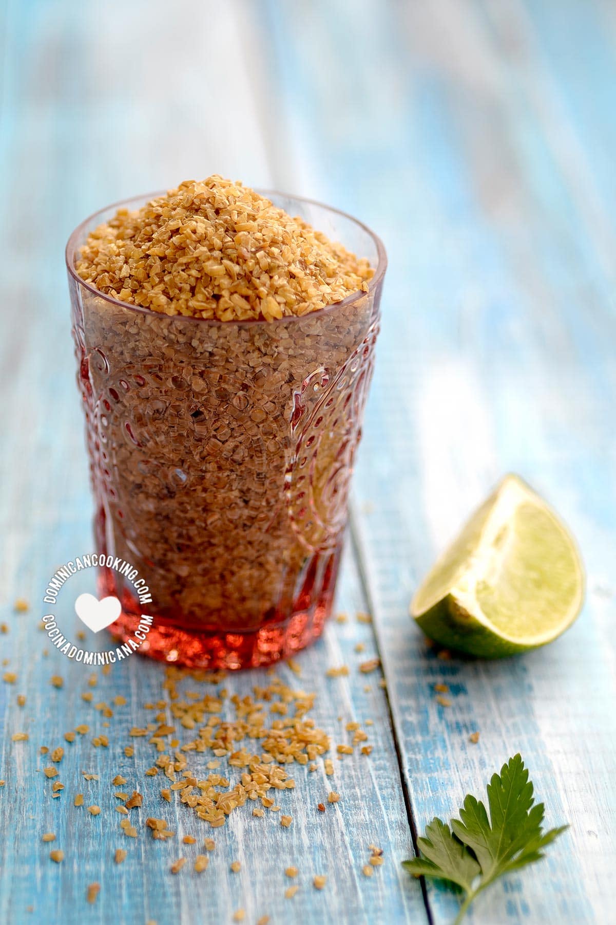 Vaso de trigo, y rodaja de limón.