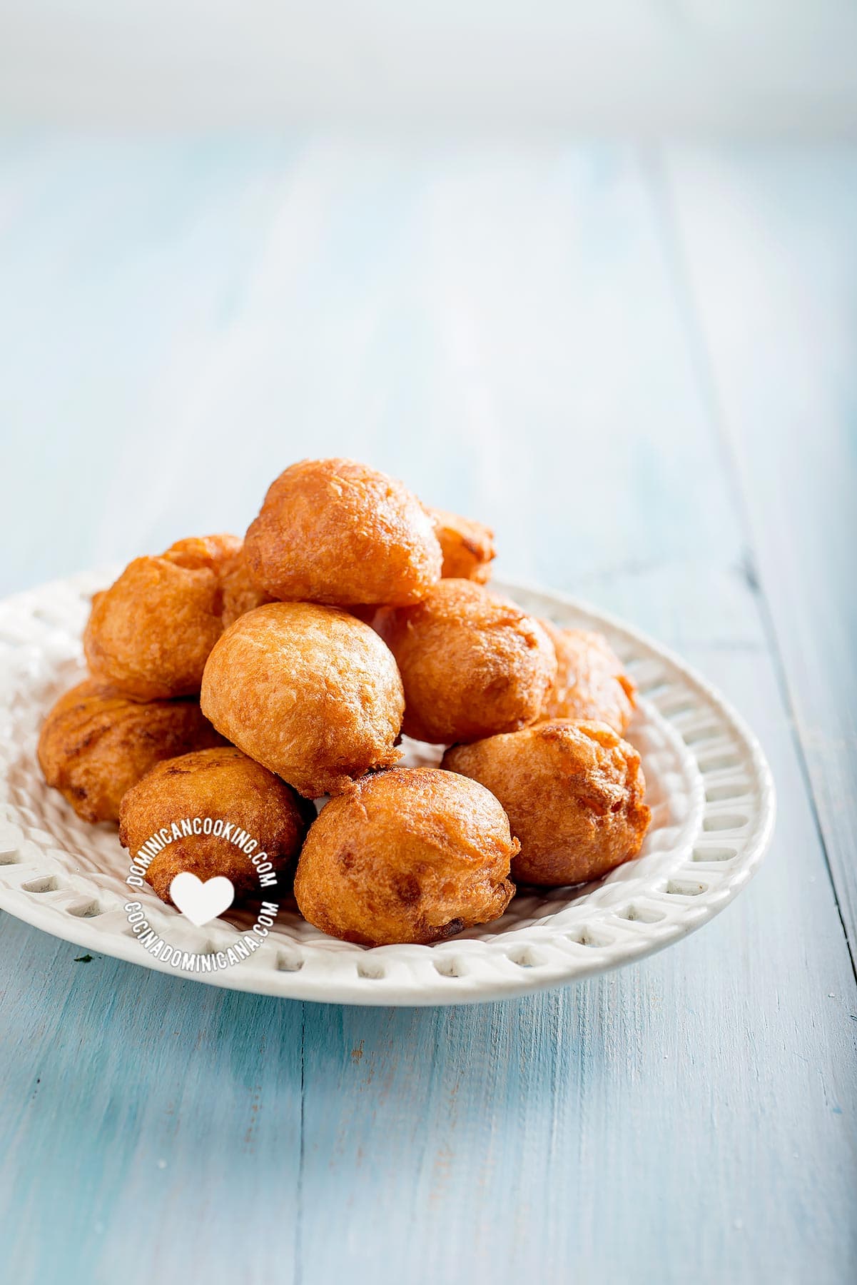 Buñuelos de yuca (cassava sweet puff fritters).