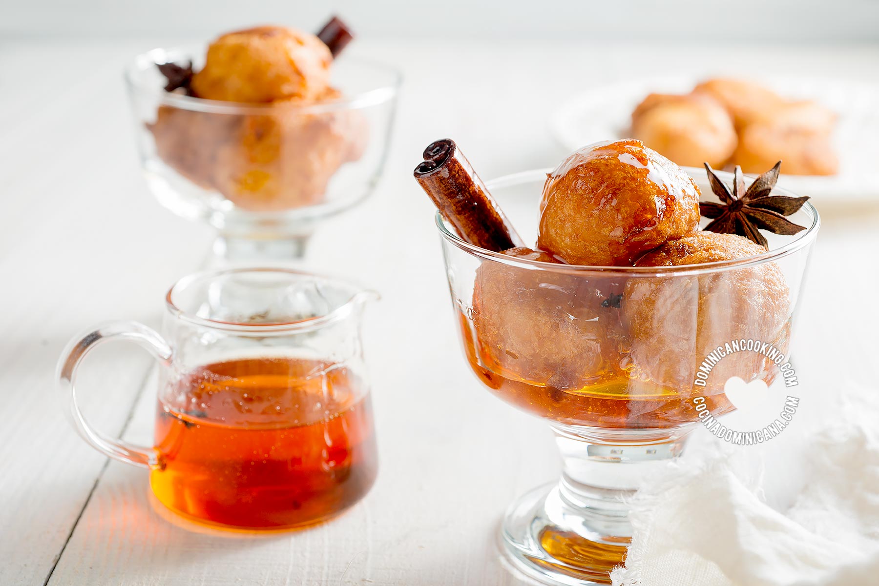 Buñuelos de yuca (casava puffy balls).