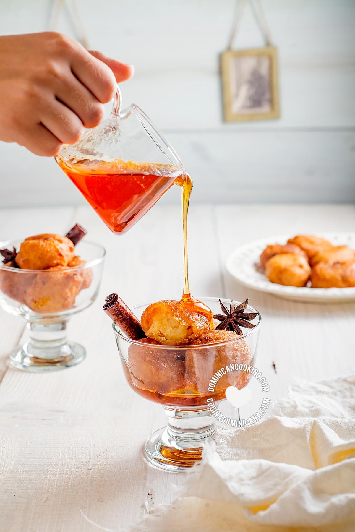 Bu&ntilde;uelos de yuca (cassava sweet puff fritters with spiced syrup).