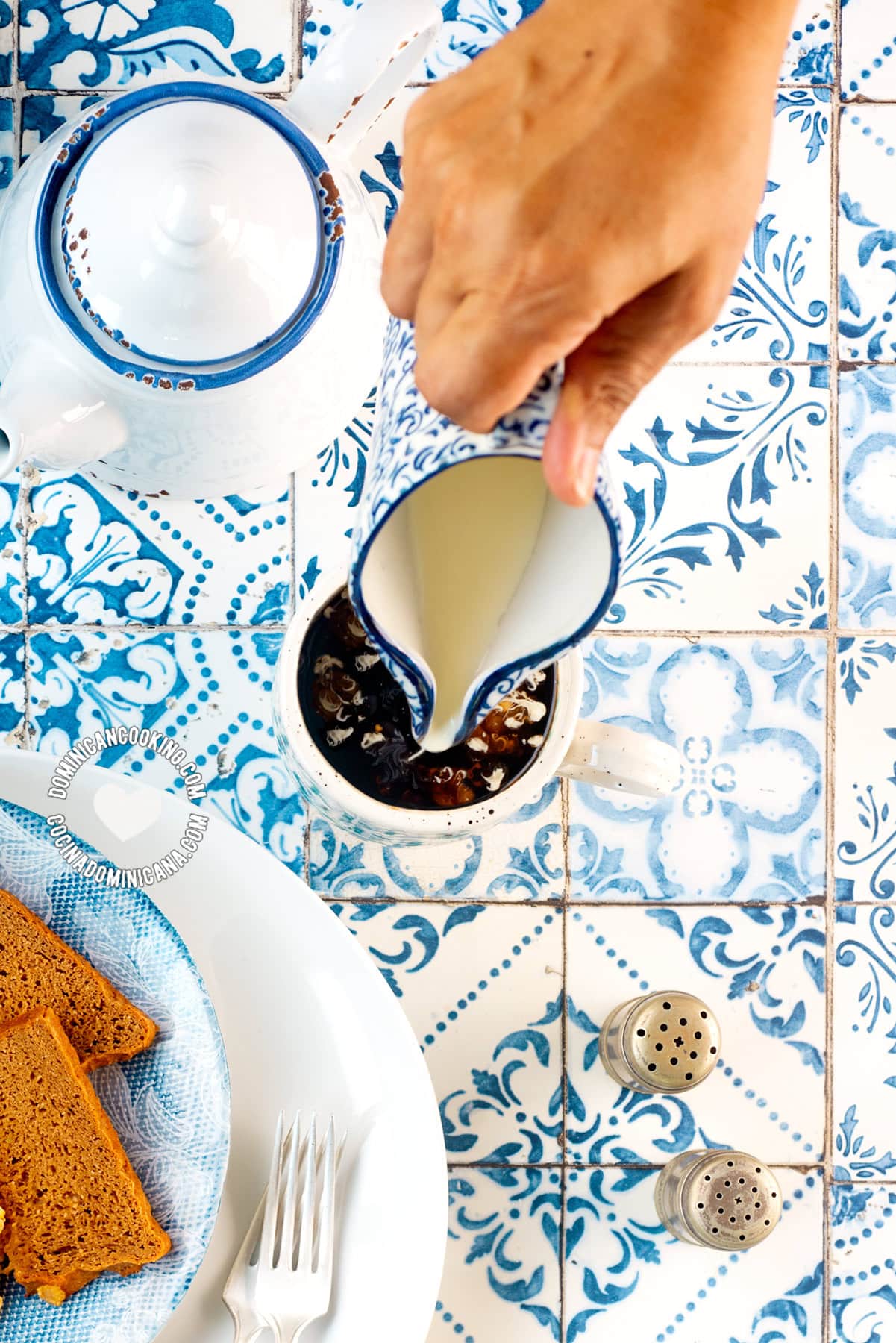 Cafe con leche (Dominican latte).