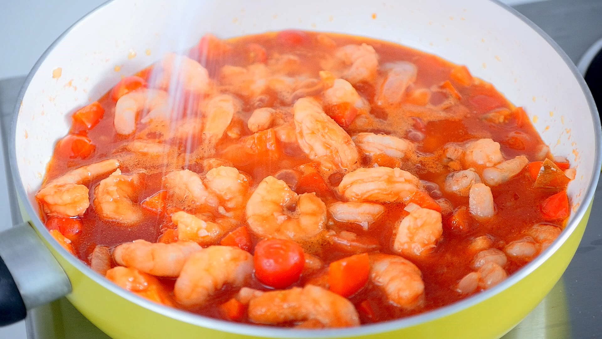 Cooking camarones guisados.
