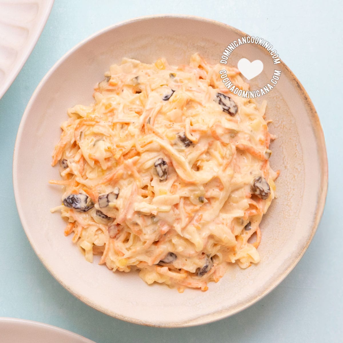 Ensalada de repollo y zanahoria (Dominican slaw).