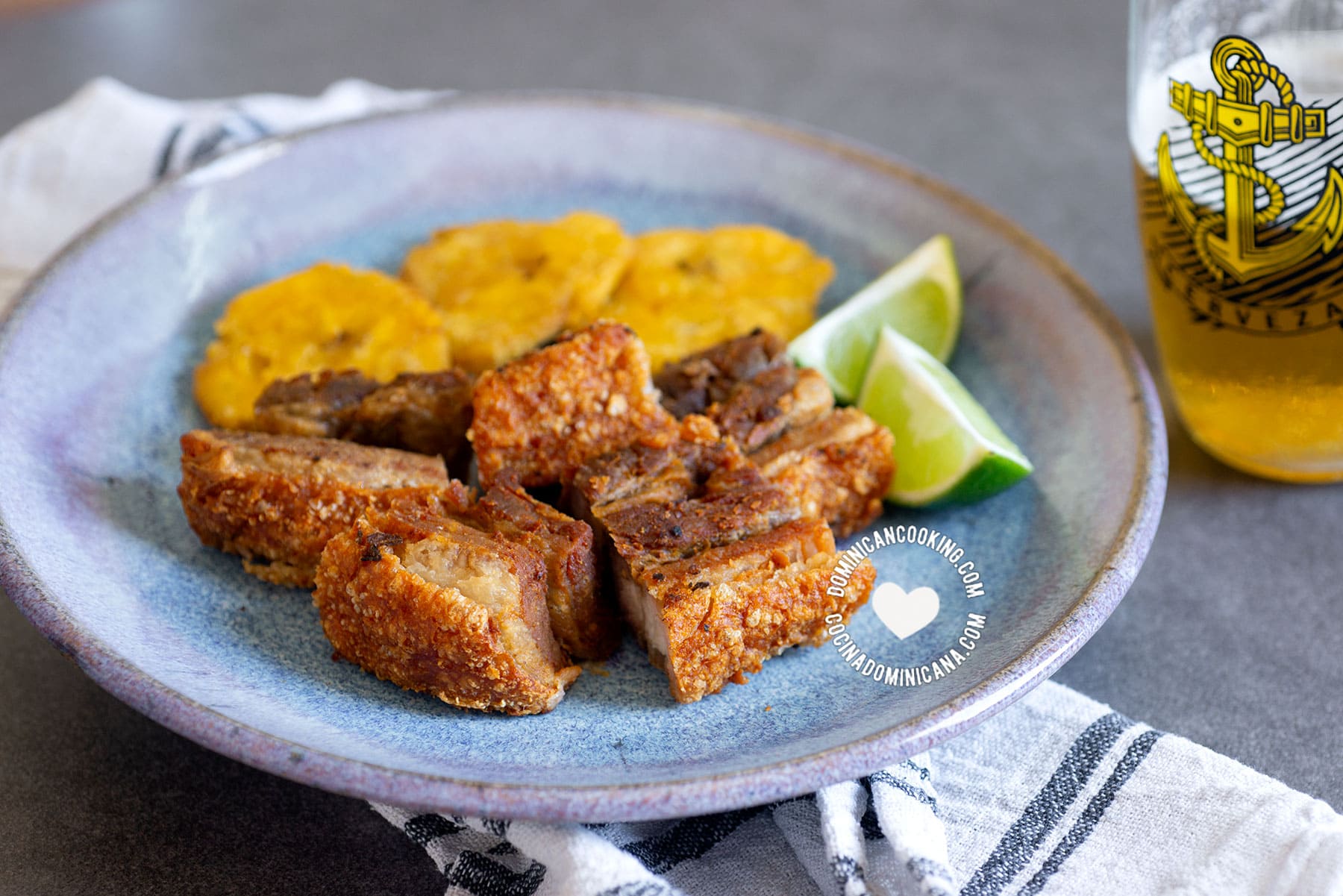 Chicharron de cerdo (fried pork rind).