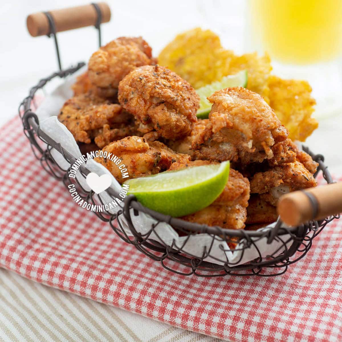 Chicharrón de pollo (fried chicken bites).