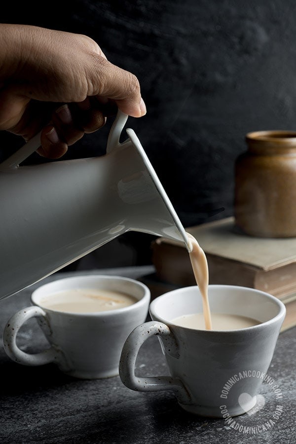 Chocolate de maíz (hot cornmeal drink).