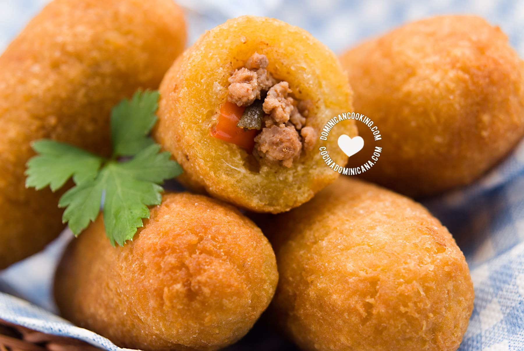 Chulitos de yuca (cassava and spicy meat).