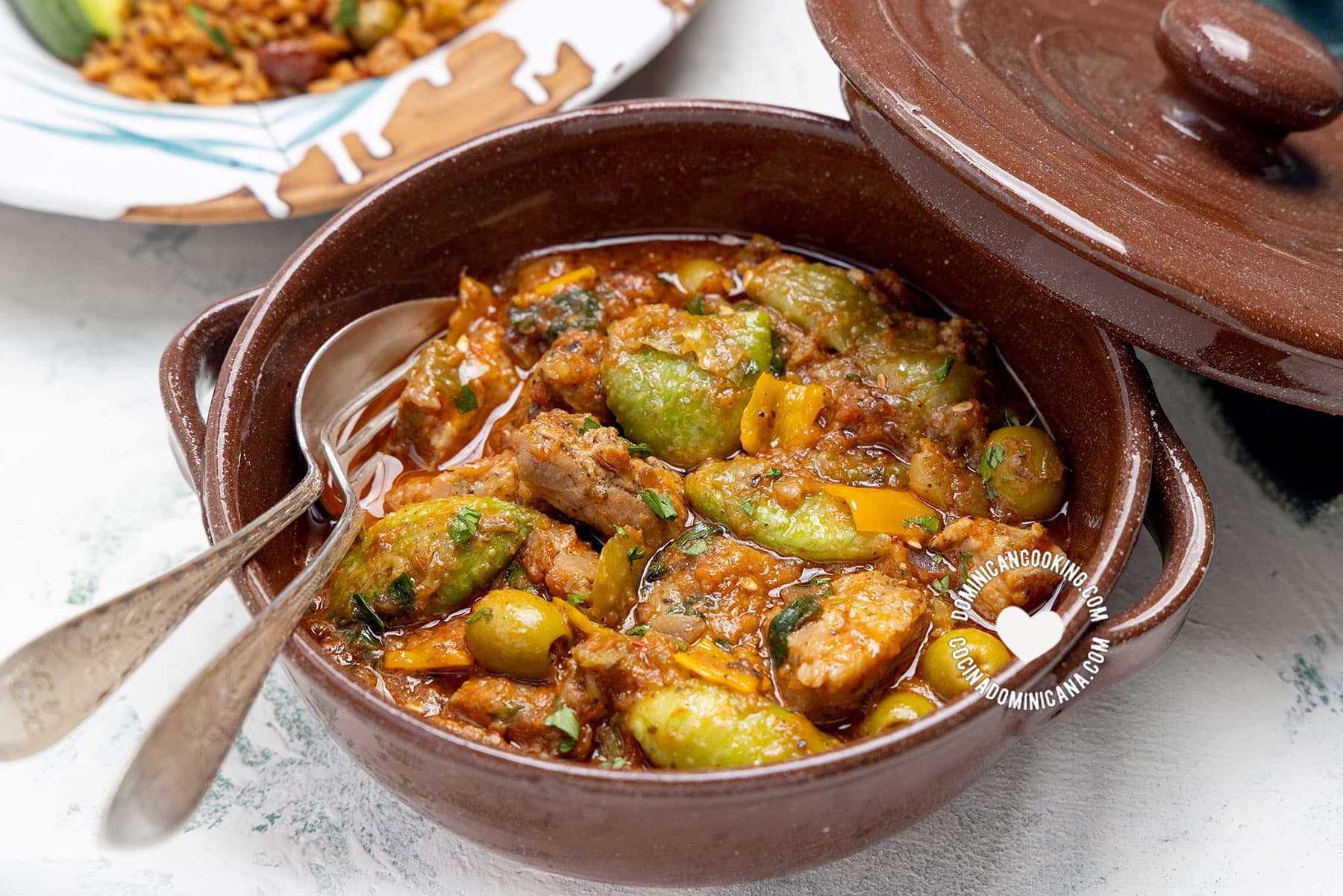 Cerdo con cocombro guisado.