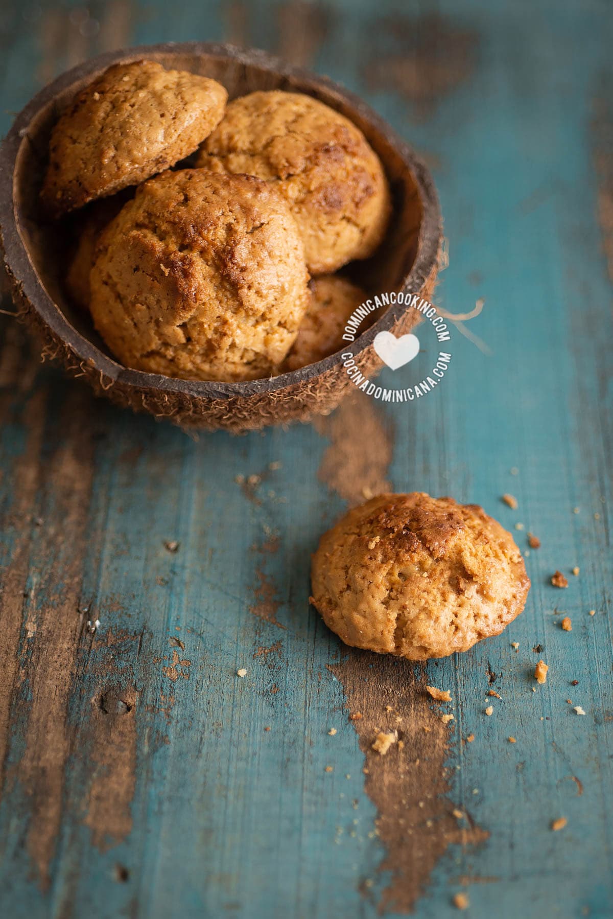 Coconut cookies (coconetes).