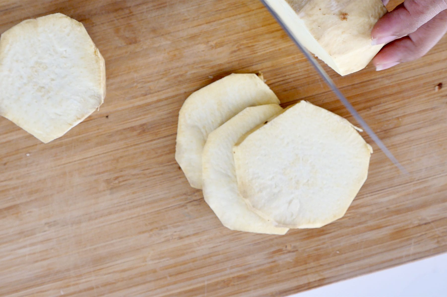 Cutting batata into slices.