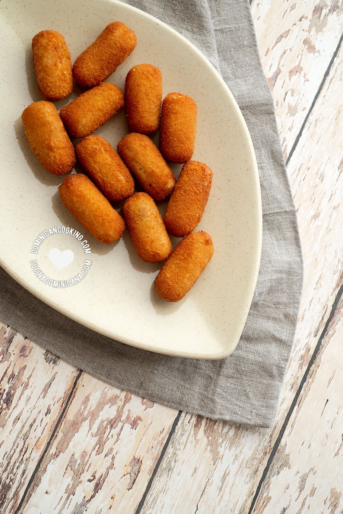 Croquetas de pollo (chicken croquettes).
