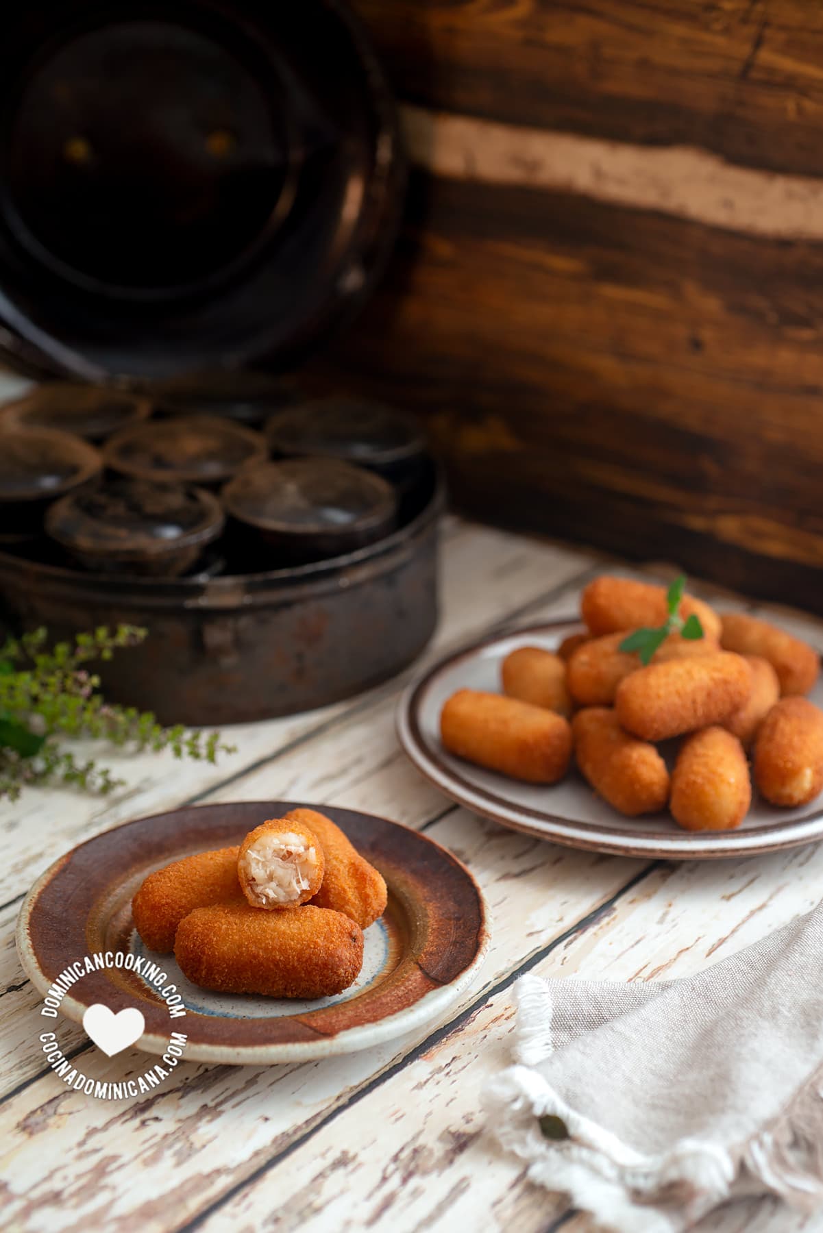 Croquetas de pollo (chicken croquettes).