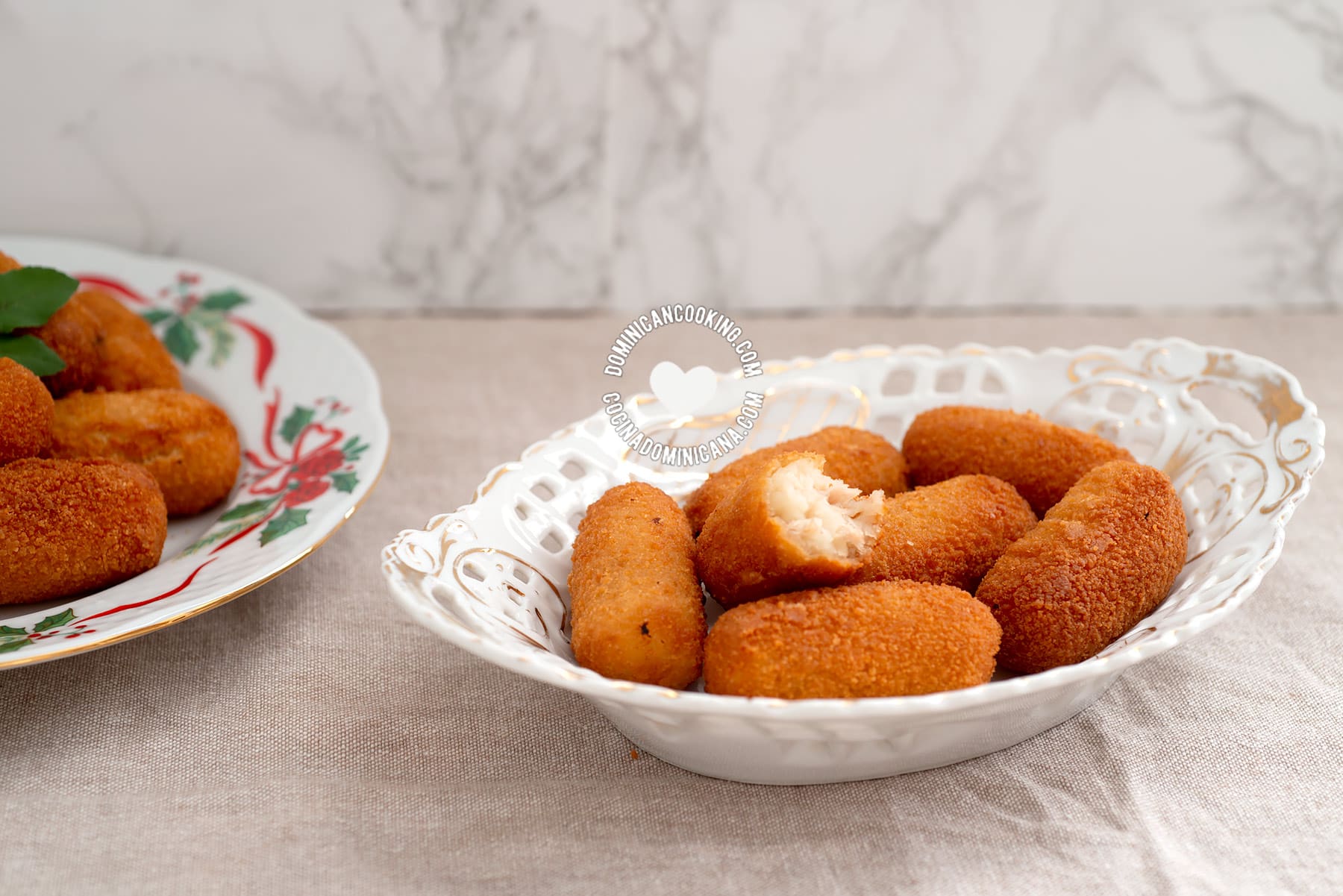 Croquetas de pollo (chicken croquettes).