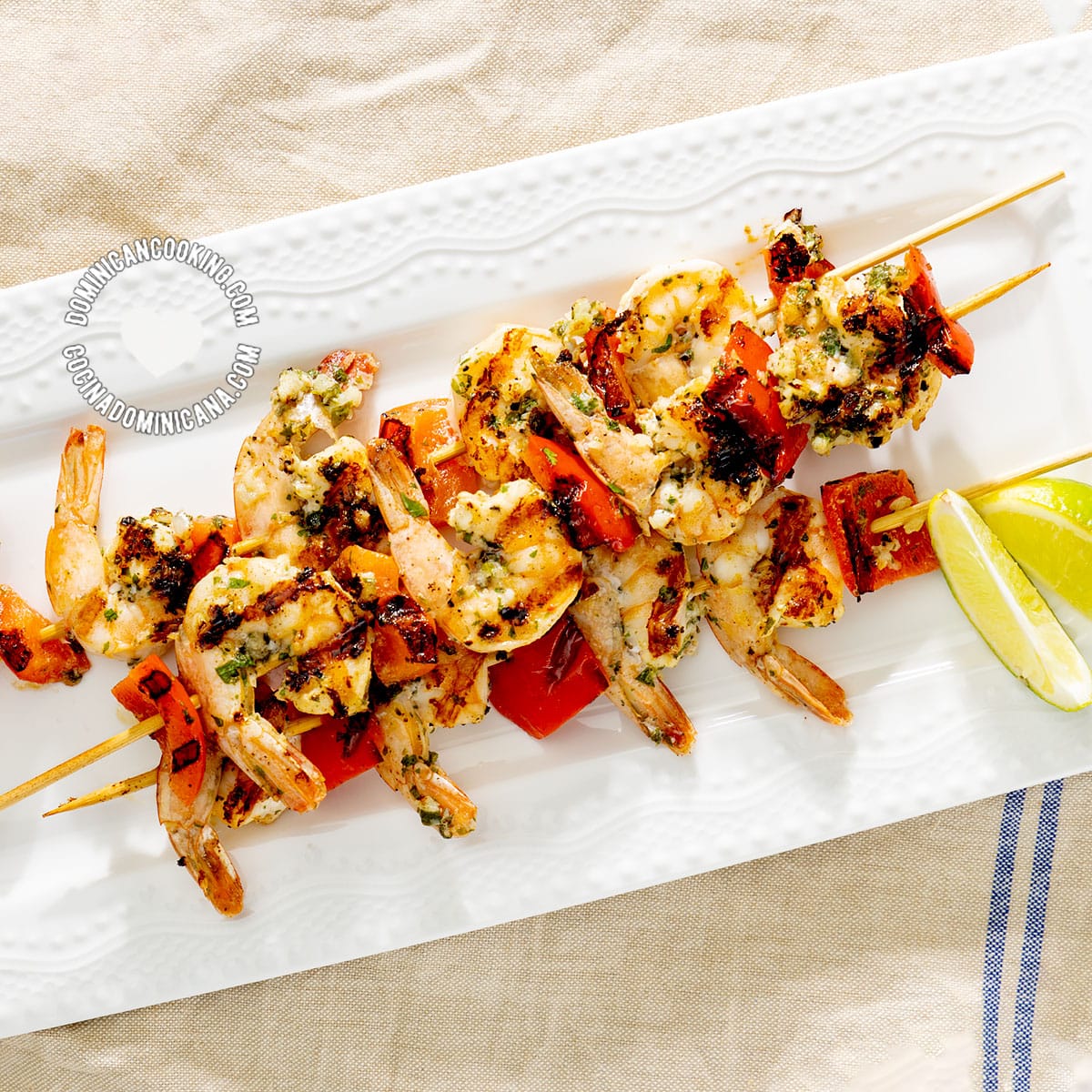 Pinchos o brochetas de camarones.