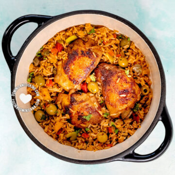 Locrio de pollo (arroz con pollo dominicano).