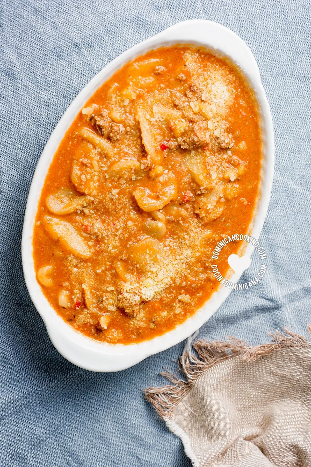 Plate of dominican domplines with meat sauce.
