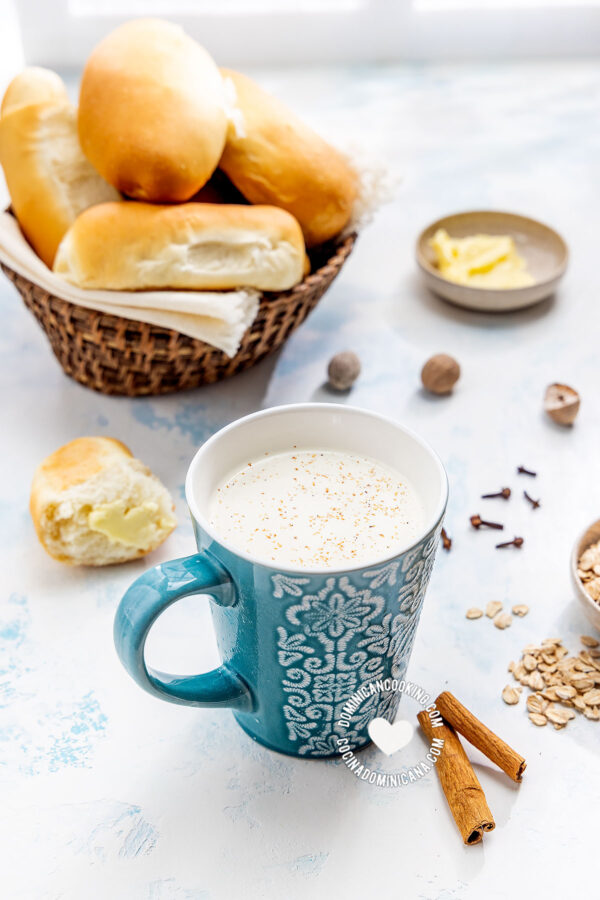 Bebida de avena caliente.