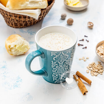 Bebida de avena caliente.