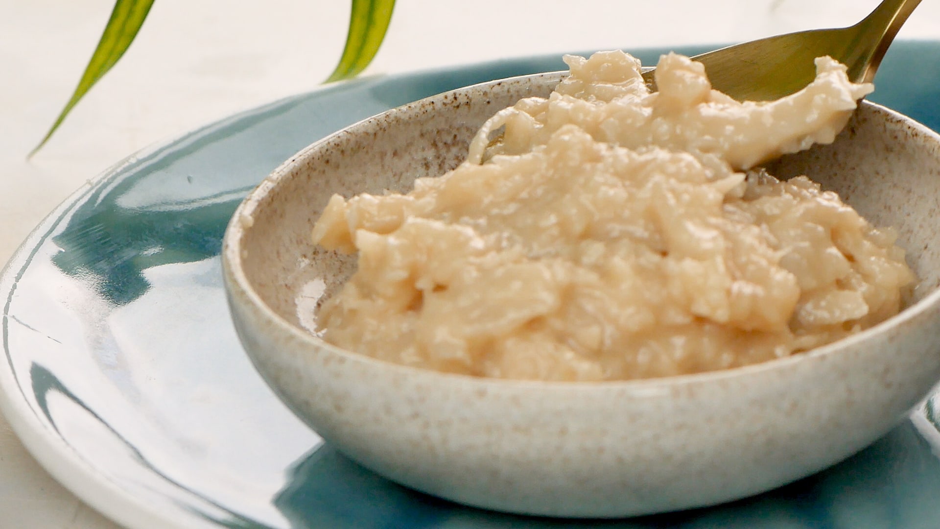 Serving dulce de coco.