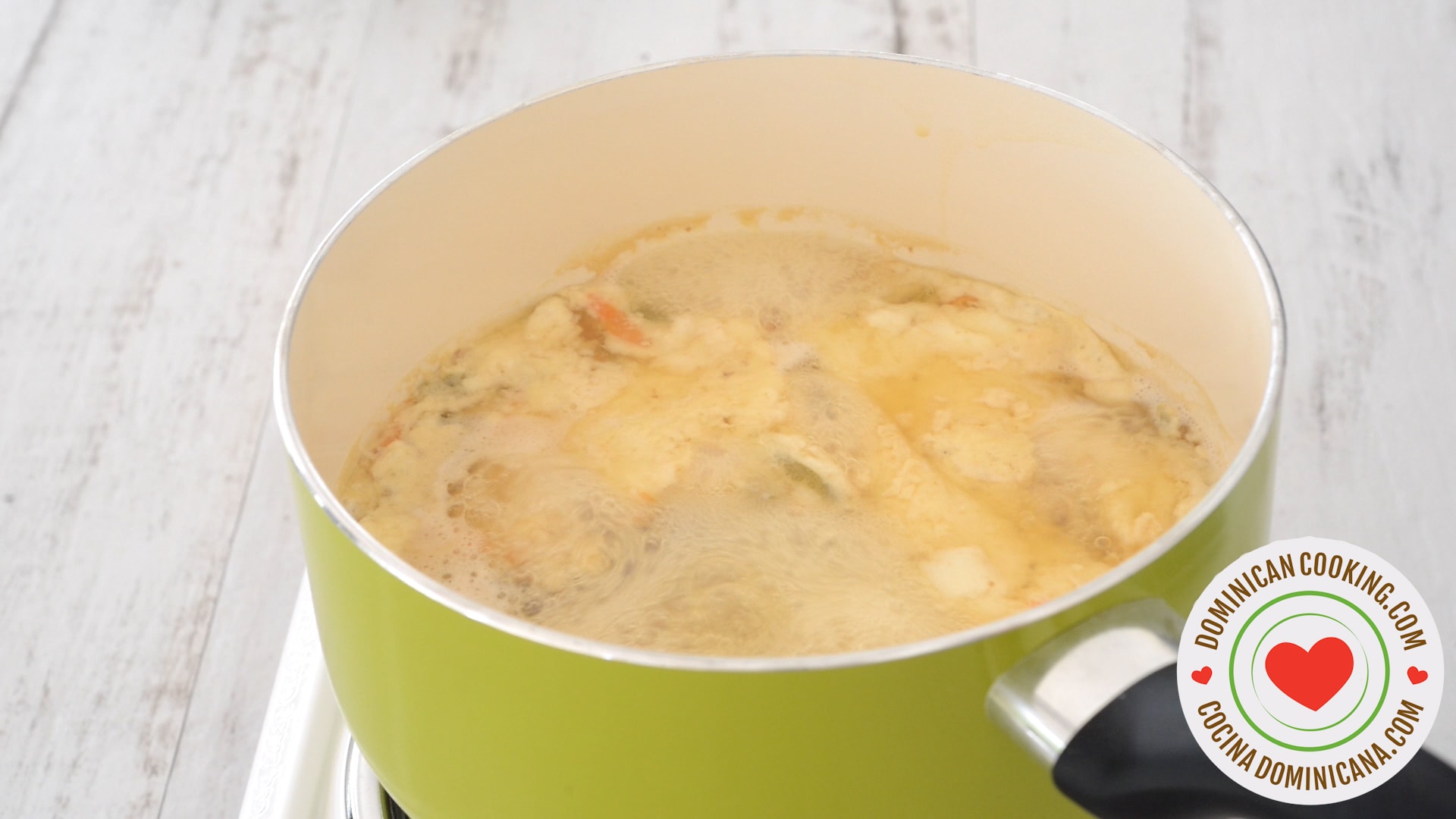 Cooking dulce de leche cortada.