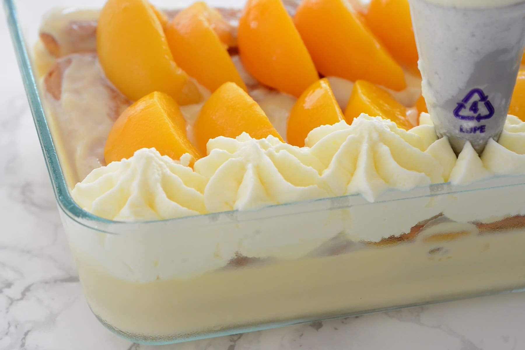 Decorating dulce frio.