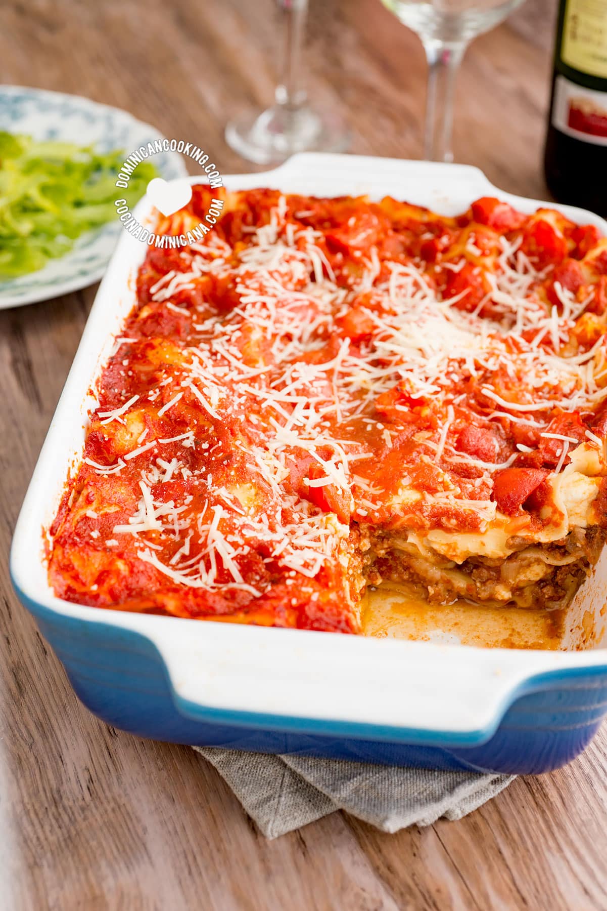Pan with 3 cheeses and beef lasagna.