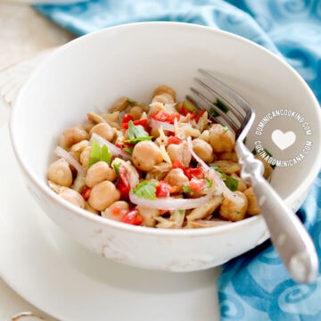 Ensalada de bacalao dominicana (codfish salad).