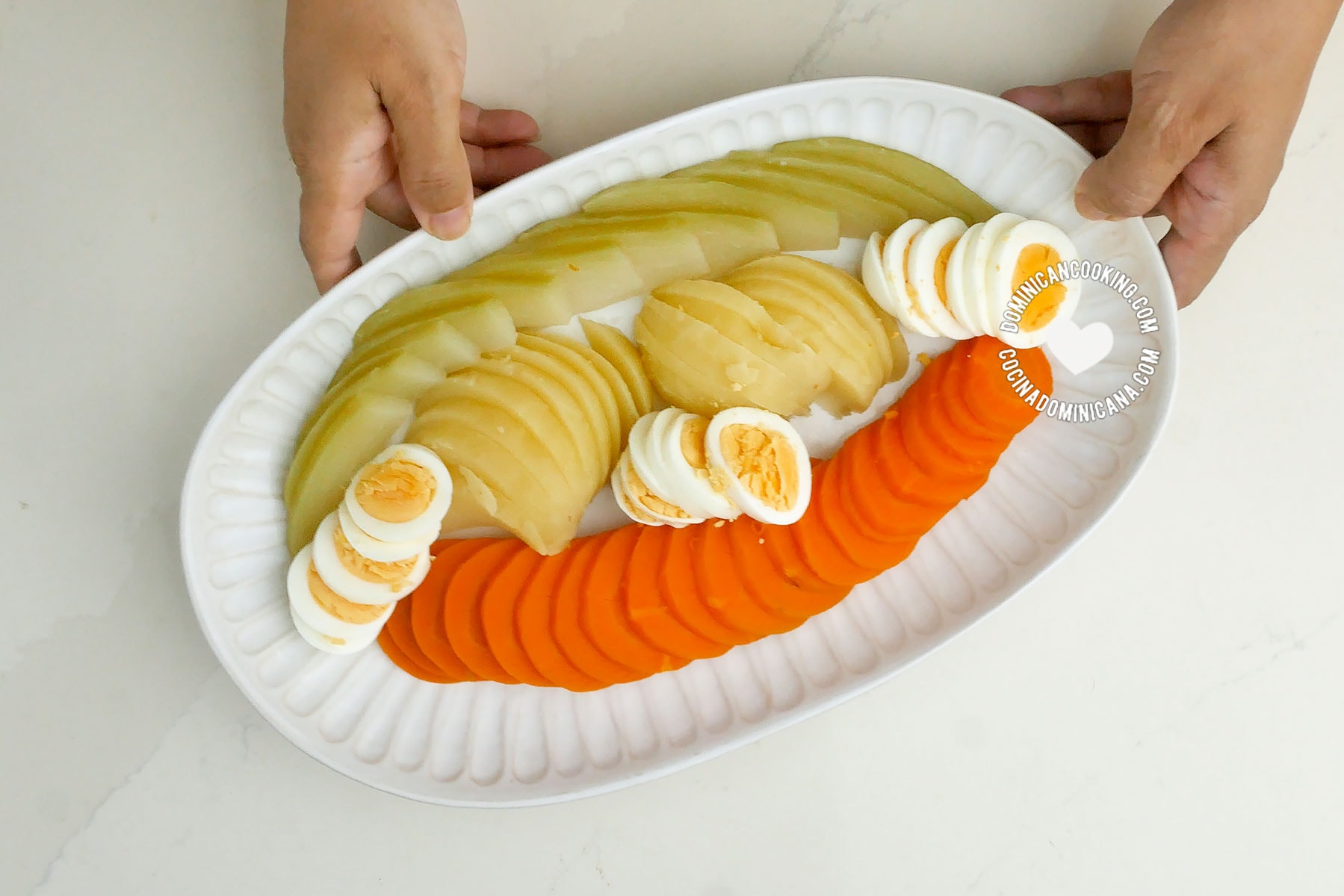 Served ensalada hervida.