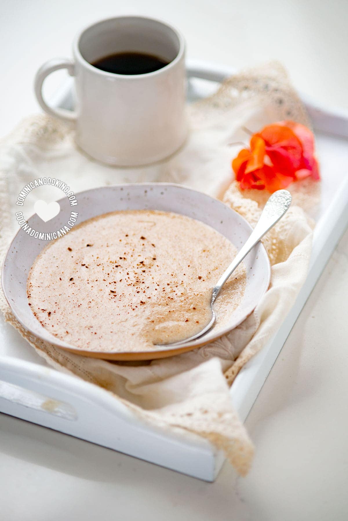 Dominican-Style Farina: Spiced Cream of Wheat Porridge en bandeja con taza de caf&eacute;.