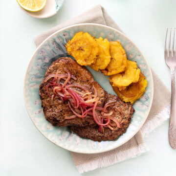 Bistec encebollado (filete con cebolla salteada).