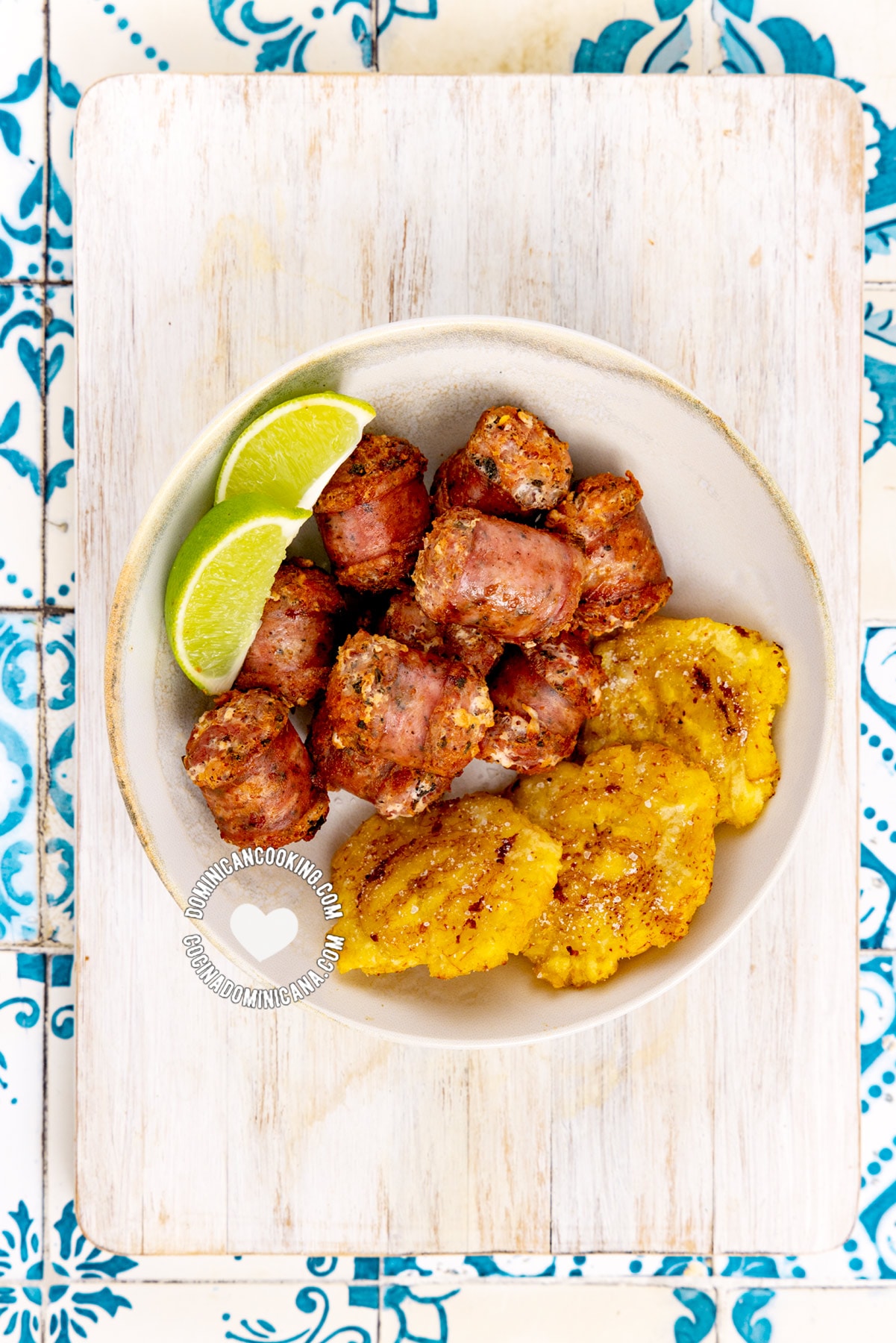 Longaniza frita con tostones.