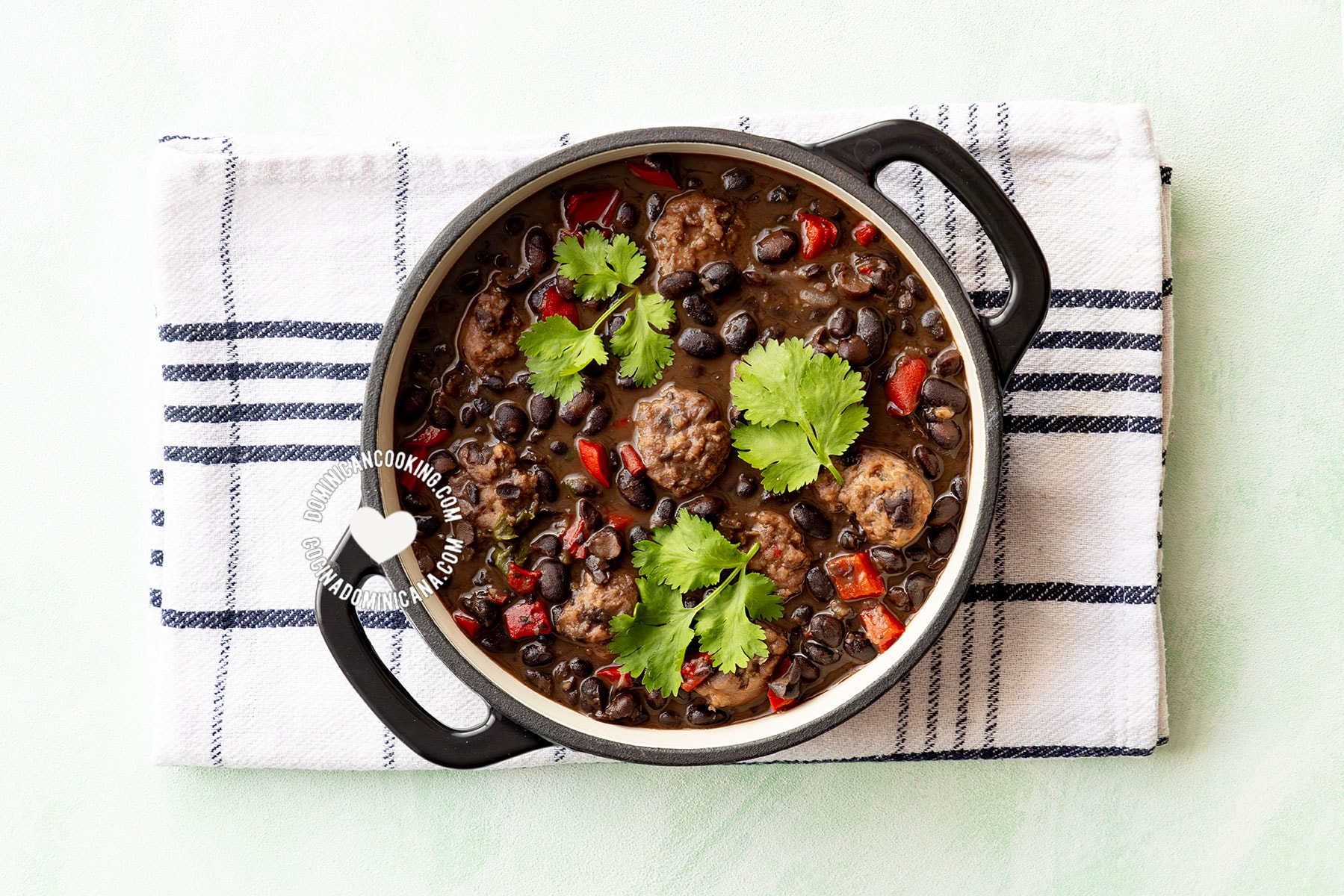 Stewed black beans (habichuelas negras).