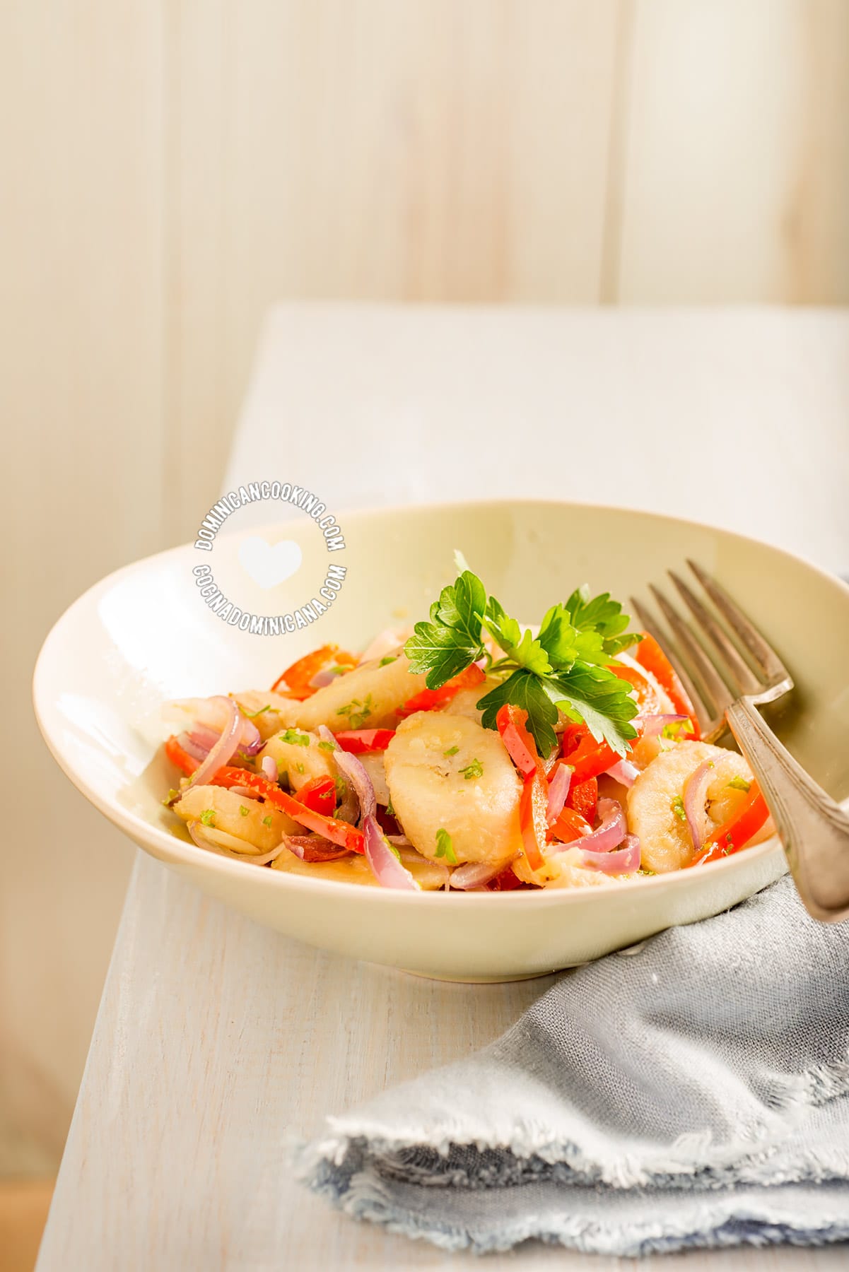 Guine&iacute;tos or guineos en escabeche (savory green bananas).