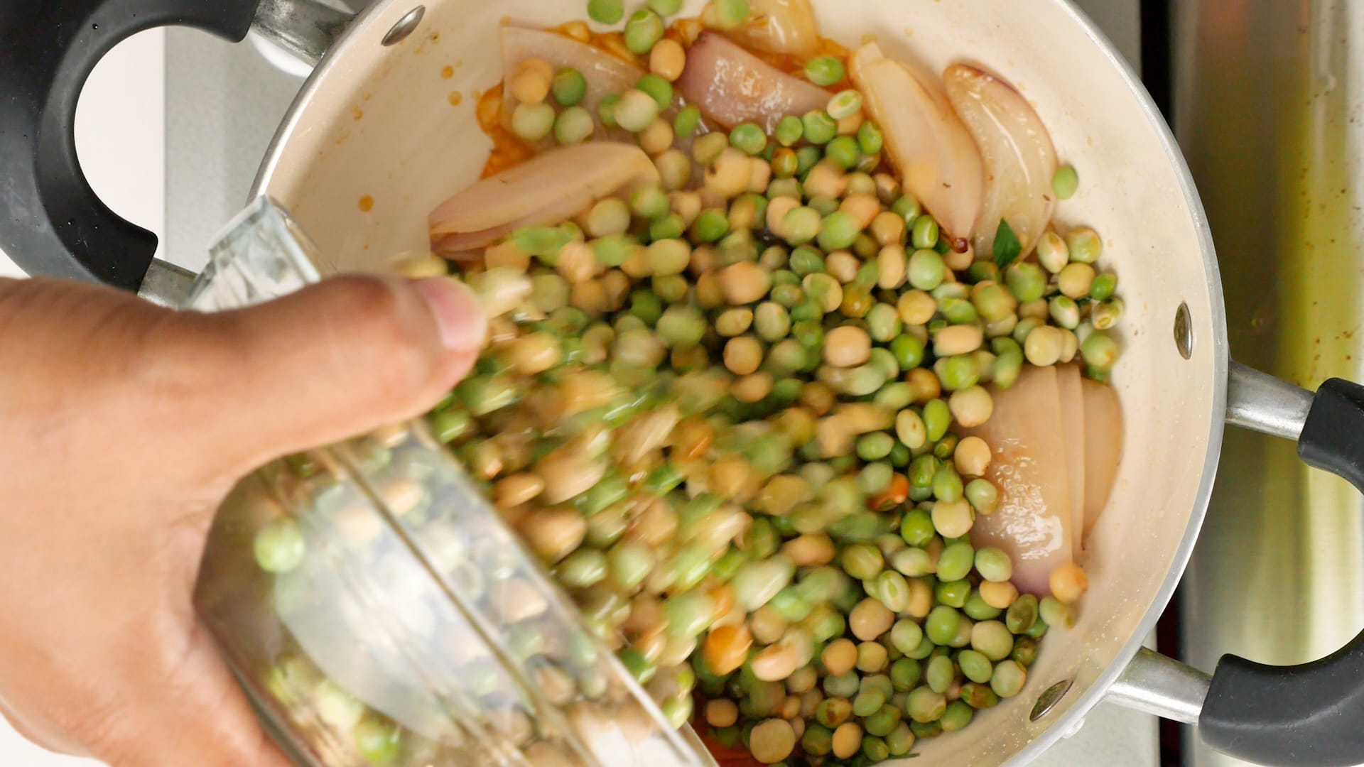 Cooking fresh guandules.