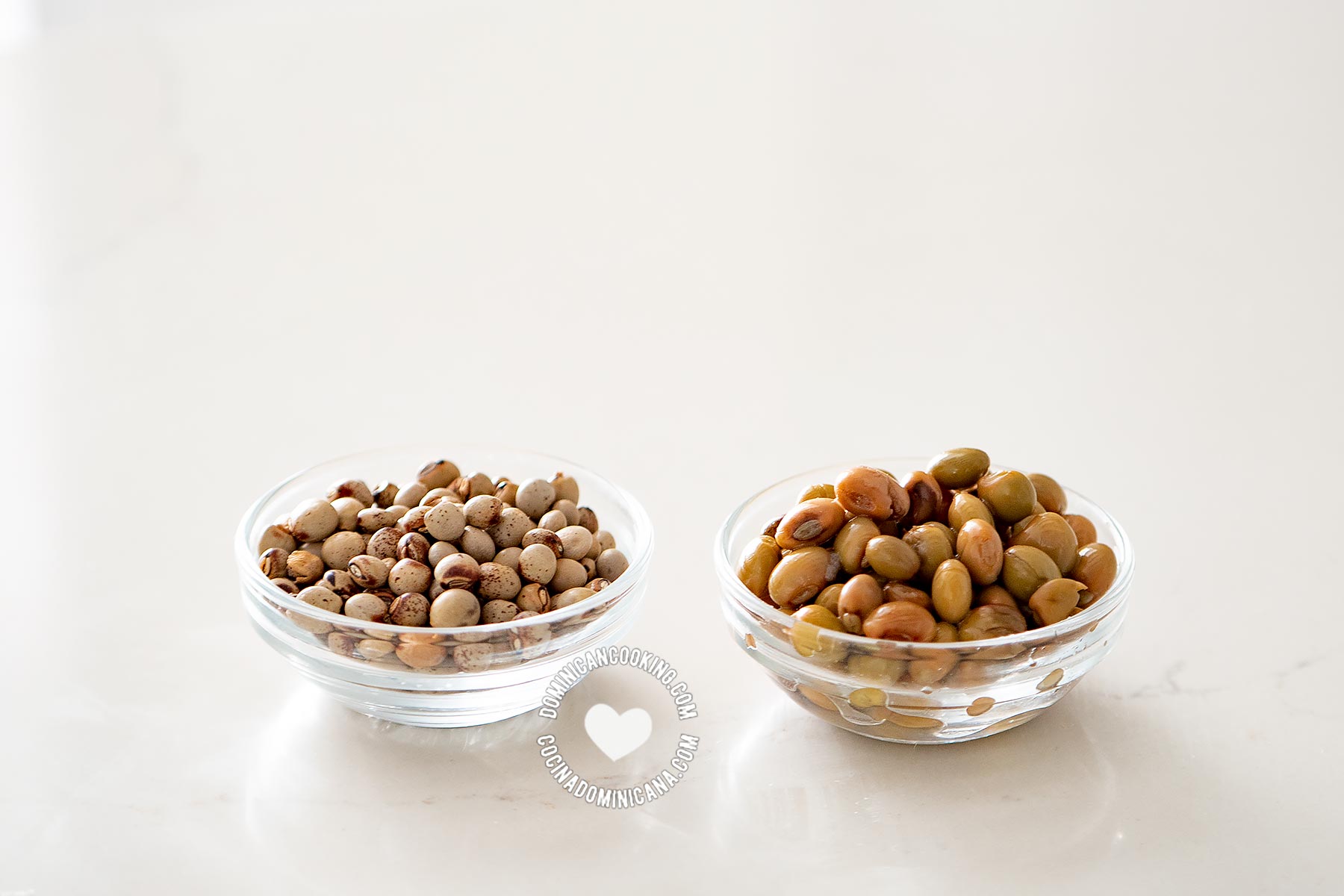 Dry and boiled pigeon peas.