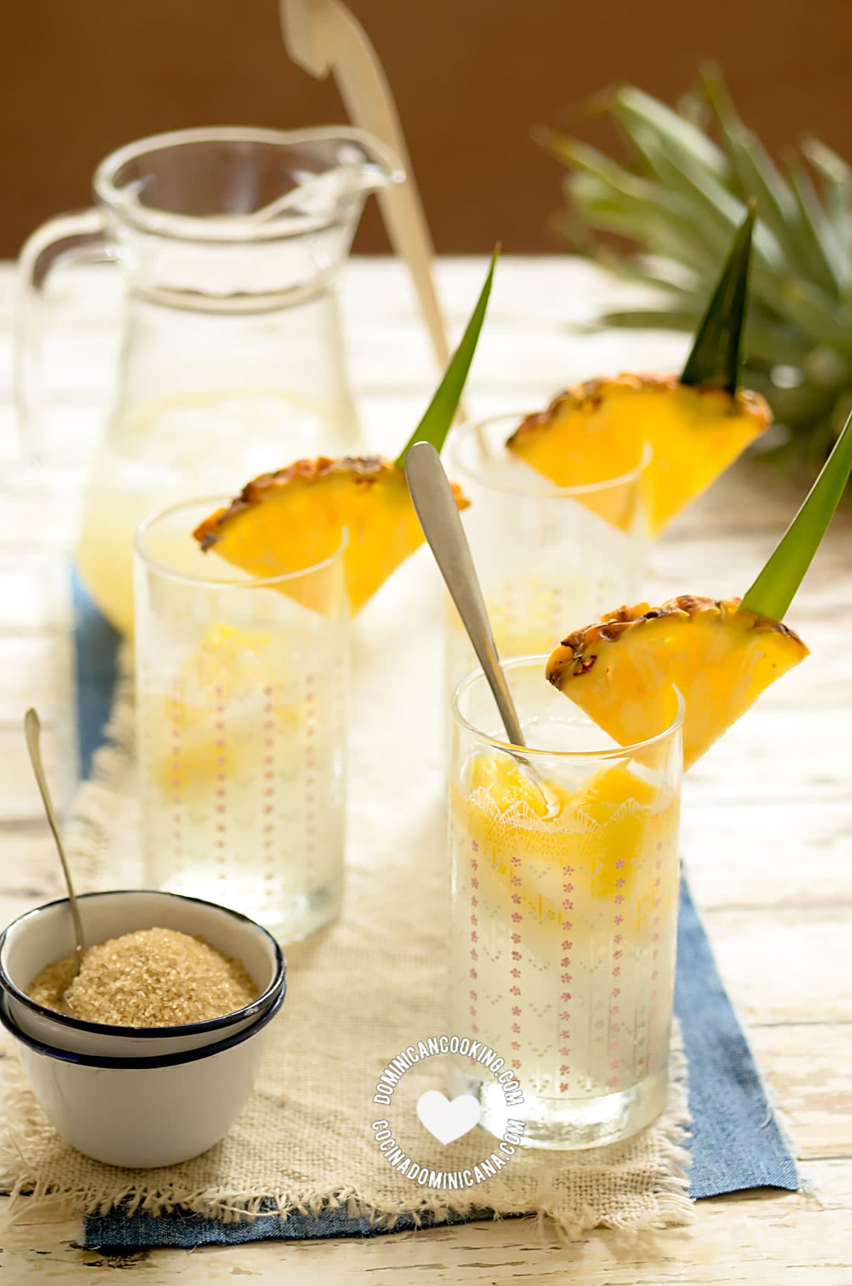 Guarapo de piña (fermented pineapple juice).