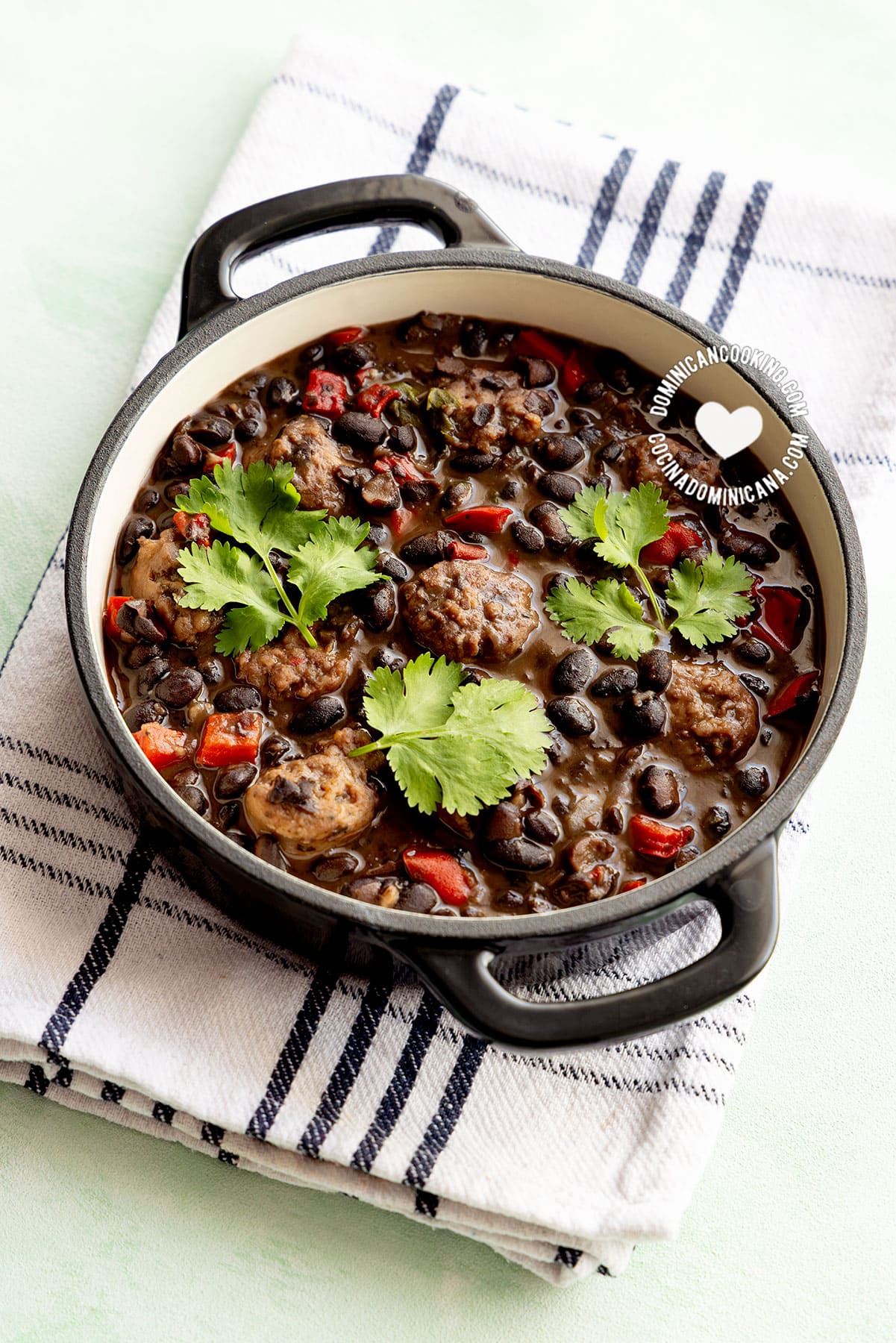 Stewed black beans (habichuelas negras).
