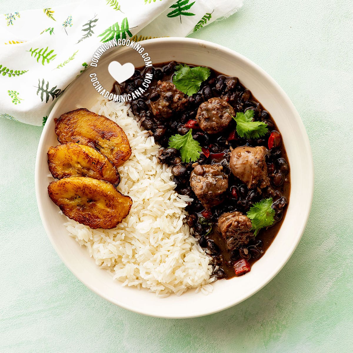 Habichuelas negras guisadas (black beans).